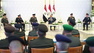 الرئيس السيسي يبحث مع قادة القوات المسلحة القضايا الدولية والإقليمية ذات الأهمية