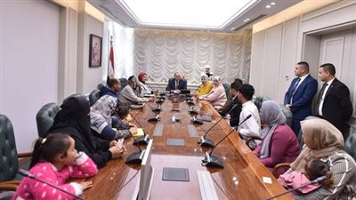وزير العمل يُسلم تعويضات وثائق تأمين ضد الحوادث بقيمة 248 ألف جنيه