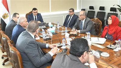 وزير الإسكان يتابع آليات طرح الأراضي والفرص الاستثمارية بالمدن الجديدة