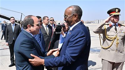 السيسي يستقبل رئيس مجلس السيادة السوداني بمطار القاهرة 