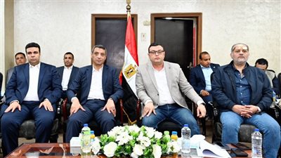 وزير الإسكان يتابع تنفيذ المشروعات التنموية بمدينة السويس الجديدة