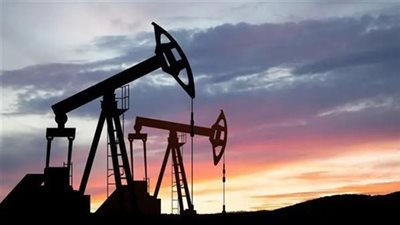 أسعار النفط تقلص خسائرها بعد تراجعات حادة بفعل مخاوف الإمدادات