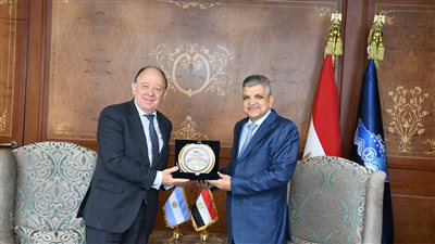 رئيس قناة السويس يبحث التعاون مع الأرجنتين بمجالات التكريك والنظم الملاحية المتطورة