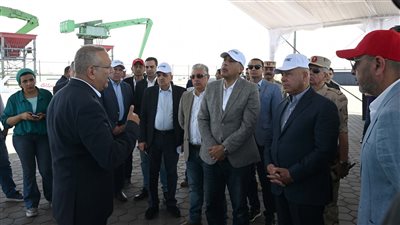 رئيس الوزراء يتفقد مشروعي «رووتس» و«سكاي للموانيء»