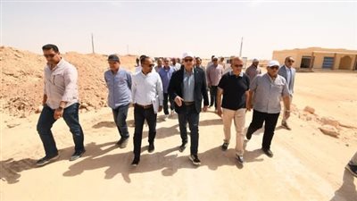 وزير الإسكان يتفقد أعمال الطرق والمرافق والكهرباء بمنطقة رأس الحكمة 