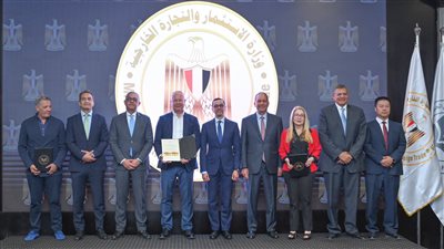 وزير الاستثمار يسلم 6 رخص ذهبية لمشروعات جديدة