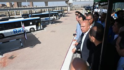 وزير النقل يتفقد محطات المرحلة الأولى من مشروع الأتوبيس الترددي BRT