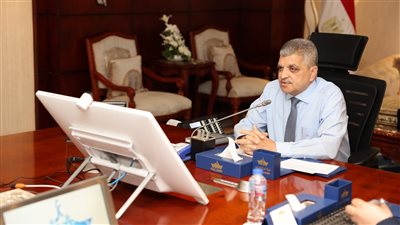 رئيس قناة السويس يبحث تعزيز التعاون مع مجموعة ميرسك العالمية