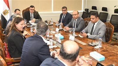 وزير الإسكان يبحث التعاون مع شركة The Bench  لجذب المستثمرين بمجال الفندقة