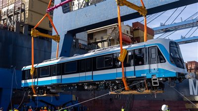  ميناء الإسكندرية يستقبل أول قطار مترو مكيف من صفقة ألستوم الفرنسية 