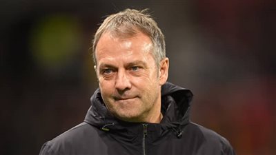 برشلونة يعلن تمديد عقد مدربه الألماني فليك حتى 2027