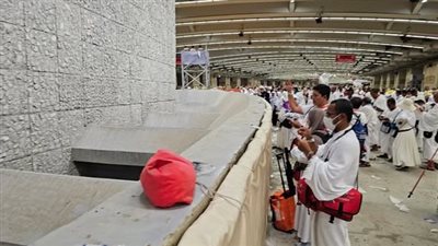 حجاج الجمعيات الأهلية يؤدون رمي الجمرات في أول أيام التشريق