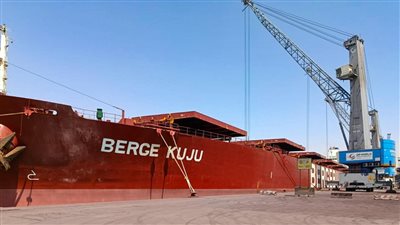 ميناء السخنة يستقبل أكبر سفينة صب جاف منذ إنشائه 