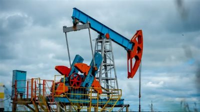 أسعار النفط تسجل مكاسب أسبوعية مع مراقبة الصراع الإيراني الإسرائيلي