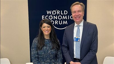 «المشاط» تبحث مع رئيس منتدى «WEF» تأثير التطورات العالمية على الوضع الاقتصادي