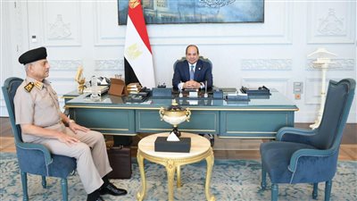 الرئيس السيسي يستقبل وزير الدفاع والإنتاج الحربي بمدينة العلمين