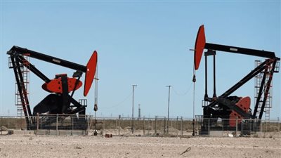 أسعار النفط تتراجع بفعل توقعات زيادة إنتاج أوبك+ ومخاوف الرسوم الجمركية