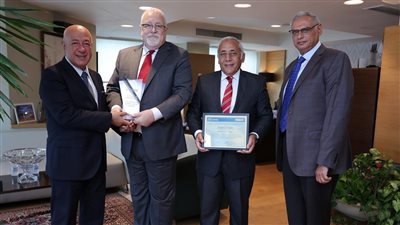 شركة «Madico» الأمريكية تكرم البنك الأهلي المصري تقديرًا لريادته في الحلول الأمنية