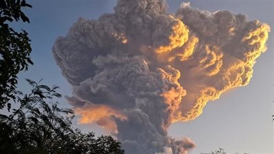 إلغاء 24 رحلة جوية بمطار بالي بسبب ثوران بركاني