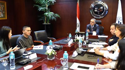 هيئة الاستثمار تبحث الاستعانة بالخبرات الصينية لإنشاء سلاسل قيمة مضافة بقطاع الملابس