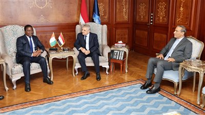 رئيس قناة السويس يبحث مع السفير الإيفواري المشاركة في تطوير ميناء أبيدجان