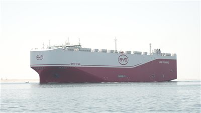 قناة السويس تشهد عبور إحدى أكبر حاملات السيارات في العالم