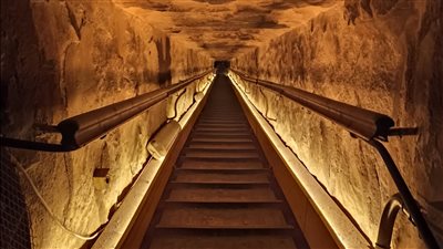 «السياحة» تعلن تحديث نظام الإضاءة الداخلية لأهرامات الجيزة 