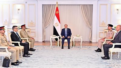 السيسي يبحث سبل تعزيز التعاون المشترك مع باكستان بالمجالات العسكرية والأمنية