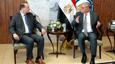 «البترول» تبحث تطوير البنية التحتية لاستيراد الغاز المسال مع أنرجوس العالمية 