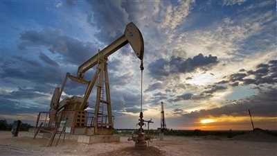 أسعار النفط تسجل خسائر أسبوعية بفعل ضغوط الطلب والمخاوف الجيوسياسية