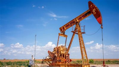 النفط يحقق أول مكاسب أسبوعية منذ ثلاثة أسابيع