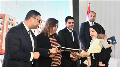 وزير الإسكان يسلم عقود لوحدات «سكن لكل المصريين» بالعبور الجديدة