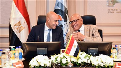 وزارة «التعليم» تبحث نشر استخدامات الذكاء الاصطناعي والطاقة الشمسية بالمدارس