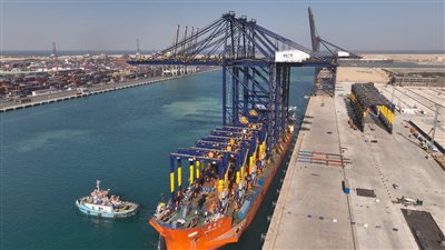 رصيف محطة هاتشيسون بميناء السخنة يستقبل 9 أوناش جديدة