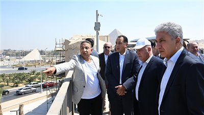 مدبولي يُتابع أعمال تطوير المنطقة المُحيطة بالمتحف المصري الكبير