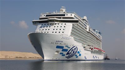 قناة السويس تشهد عبور السفينة السياحية العملاقة «AROYA»