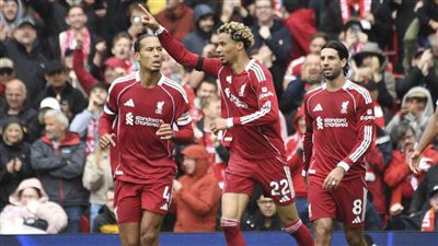 ليفربول يفوز على إيفرتون ويواصل تصدر الدوري الإنجليزي