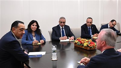 رئيس الوزراء يبحث تطوير أسطول مصر للطيران مع شركة «بوينج» العالمية