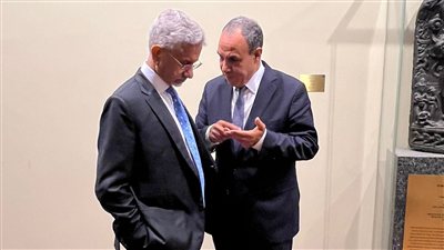 وزير الخارجية يبحث مع نظيره الهندي تعزيز التعاون الاقتصادي والاستثماري