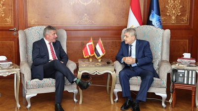رئيس قناة السويس يبحث مع سفير الدنمارك سبل تعزيز التعاون المشترك