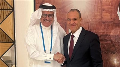 وزير الخارجية يبحث مع نظيره البحريني تعزيز الشراكة السياسية والاقتصادية بين البلدين