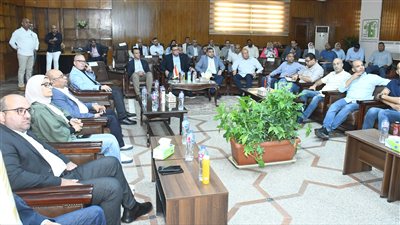 وزير الإسكان يتابع تطوير المحاور والطرق الرئيسية في مدن غرب القاهرة