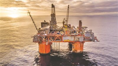 النفط ينخفض وسط توقعات بوجود فائض بالمعروض خلال العام المقبل