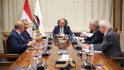 وزير قطاع الأعمال يبحث آليات تأمين احتياجات السوق من بنج الأسنان