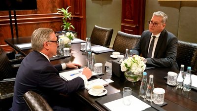 وزير البترول يبحث مع « شيفرون» تعزيز استثمارات البحث والاستكشاف بالبحر الأحمر