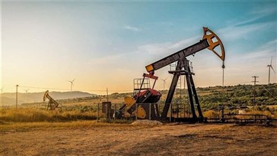 استقرار أسعار النفط وسط مخاوف من ضعف الطلب وفائض المعروض