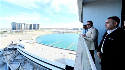 وزير الإسكان يتفقد الأبراج الشاطئية وكومباوند «مزارين» بمدينة العلمين الجديدة