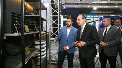 وزير قطاع الأعمال يتفقد أجنحة الشركات التابعة في معرضى الصناعة والنقل الذكي للشرق الأوسط