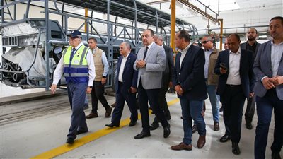 وزير «قطاع الأعمال» يتفقد إنتاج الأتوبيسات والميني باصات الكهربائية الجديدة