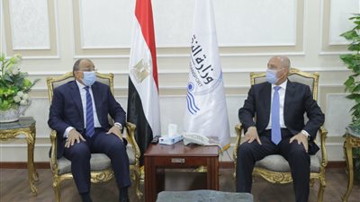 وزيرا النقل والتنمية المحلية يتابعان أعمال رصف وتطوير الطرق فى 12 محافظة